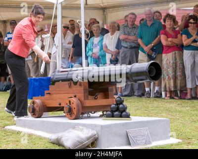 Il primo ministro Helen Clark si prepara a sparare il canone commemorativo per commemorare HMS Orpheus, il naufragio più grave della Nuova Zelanda a Manukau Harbour bar il 7 febbraio 1863 con la perdita di 189 vite, Rose Gardens Reserve, Mangere Bridge, Nuova Zelanda Martedì 6 febbraio 2007. Foto Stock