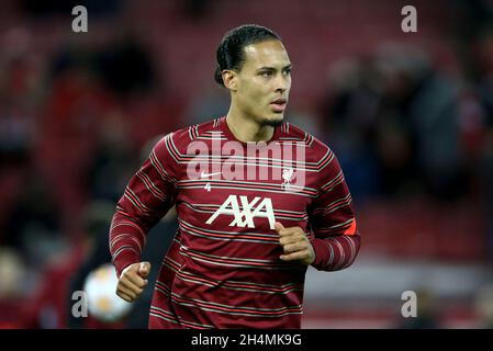 Liverpool, Regno Unito. 03 novembre 2021. Virgil van Dijk di Liverpool durante il riscaldamento. UEFA Champions League, partita gruppo B, Liverpool contro Atletico Madrid all'Anfield Stadium di Liverpool mercoledì 3 novembre 2021. Questa immagine può essere utilizzata solo a scopo editoriale. Solo per uso editoriale, licenza richiesta per uso commerciale. Nessun uso in scommesse, giochi o un singolo club / campionato / giocatori pubblicazioni. pic di Chris Stading/Andrew Orchard sport fotografia/Alamy Live news credito: Andrew Orchard sport fotografia/Alamy Live News Foto Stock