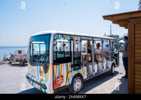 Kinaliada, Istanbul, Turchia - 07.30.2021: Vista posteriore del minibus del giro dell'isola cambiato con il cavallo del pulmann di phaeton dopo le discussioni e il wal della gente Foto Stock