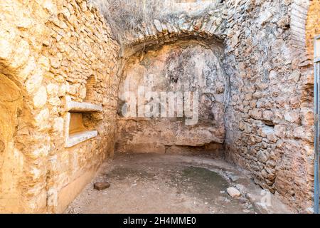 Vista interna della Grotta dei sette traversini nei pressi di Efeso, Turchia. Questa tomba grotta è dove sette cristiani leggendari, perseguitati dall'imperatore Deci Foto Stock