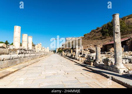 Marble Street che conduce al Grande Teatro presso l'antico sito di Efeso in Turchia. Foto Stock