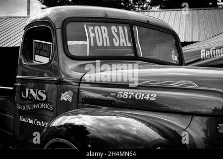 Un camion d'epoca restaurato e bello parcheggiato sul lato della strada per la vendita al Deerfield Fair - Deerfield, New Hampshire. Ilford XP2 in bianco e nero Foto Stock