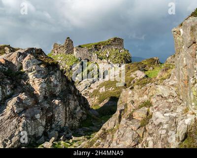 Rovine di Dun Scaich (Dunscaith) Castello, Tokavaig, Isola di Skye, Scozia, Regno Unito Foto Stock