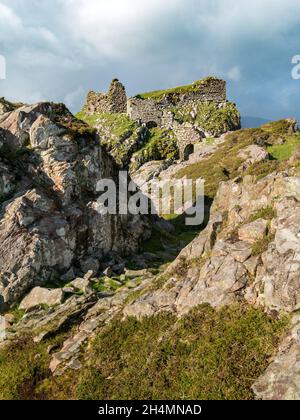 Rovine di Dun Scaich (Dunscaith) Castello, Tokavaig, Isola di Skye, Scozia, Regno Unito Foto Stock