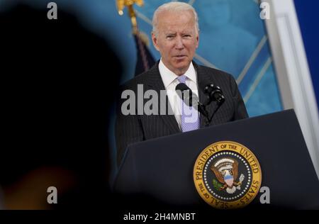 Washington, Stati Uniti. 03 novembre 2021. Il Presidente Biden risponde alle domande dei media dopo aver fornito osservazioni sull'autorizzazione del vaccino COVID-19 per i bambini di età compresa tra i cinque e gli undici anni nell'Auditorium del tribunale del South Court dell'Eisenhower Executive Office Building di Washington, DC mercoledì 3 novembre 2021. Il CDC ha esteso le raccomandazioni sui vaccini a circa 28 milioni di bambini negli Stati Uniti. Foto di Leigh Vogel/UPI Credit: UPI/Alamy Live News Foto Stock