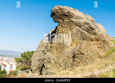 Niobe Weeping Rock (Aglayan Kaya), una formazione naturale di roccia, a Manisa, Turchia. Secondo la mitologia greca, le divinità greche Apollo e Artemis si baciavano Foto Stock