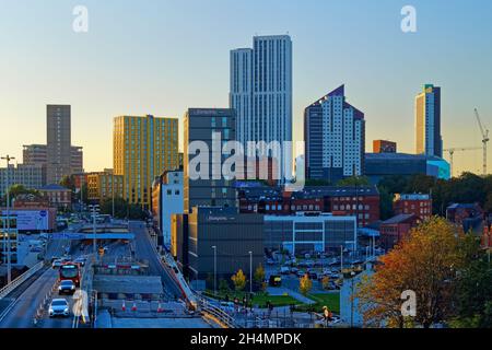 UK, West Yorkshire, Leeds, City Skyline a Dusk, dal ponte pedonale sopra la circonvallazione interna. Foto Stock