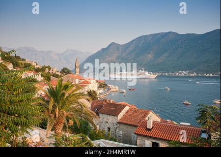 Paesaggio Adriatico tradizionale: Architettura antica, mare e montagne. Perast, Montenegro Foto Stock