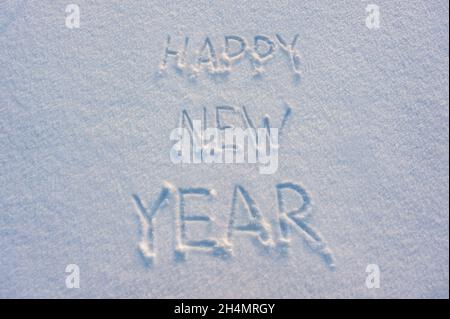 Happy New Year testo disegnare sulla neve per vacanza scheda Foto Stock