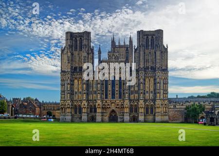 Regno Unito, Somerset, Wells Cathedral, West Front e Cathedral Green Foto Stock