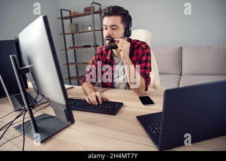 Ritratto di attraente ragazzo di tendenza messo a fuoco scrivere codice e-mail parlare con il cliente in ufficio luogo di lavoro stazione al coperto Foto Stock