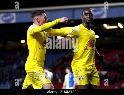 Fulham's Neeskens Kebano (a destra) festeggia il quinto gol della partita durante la partita del campionato Sky Bet a Ewood Park, Blackburn. Data foto: Mercoledì 3 novembre 2021. Foto Stock