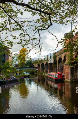 Emmeline Pankhurst chiatta ormeggiata accanto al viadotto sul canale Bridgewater, Castlefield, Deansgate, Manchester, Inghilterra, REGNO UNITO Foto Stock