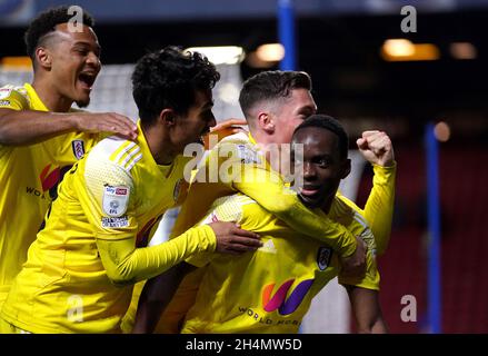 Fulham's Neeskens Kebano (a destra) festeggia il quinto obiettivo del gioco con i compagni di squadra durante la partita del campionato Sky Bet all'Ewood Park di Blackburn. Data foto: Mercoledì 3 novembre 2021. Foto Stock