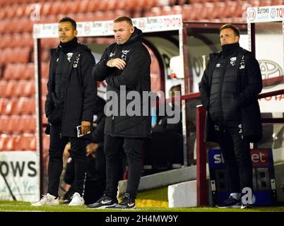 Il direttore della contea di Derby Liam Roseior, il direttore Wayne Rooney e il primo allenatore di sviluppo di squadra Justin Walker (sinistra-destra) sulla linea di contatto durante la partita del campionato Sky Bet a Oakwell, Barnsley. Data foto: Mercoledì 3 novembre 2021. Foto Stock
