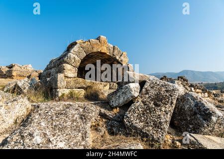 Rovine dell'antico sito di Hierapolis nella provincia di Denizli in Turchia. Hierapolis era un'antica città greca situata su sorgenti termali nella classica Frigia in so Foto Stock