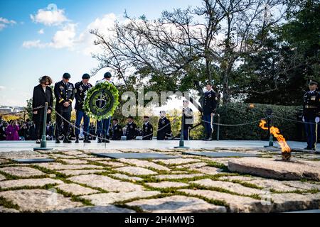 Arlington, Stati Uniti d'America. 03 novembre 2021. Kathleen Kennedy Townsend, generale dell'esercito Richard Angle, comando dell'esercito Sgt. Il Major Ted Munter, e l'ufficiale di garanzia del capo dell'esercito Scott Gronowski, con il primo comando aereo delle forze speciali, conosciuto come i beretti verdi, tengono una cerimonia di deposizione del wreath al cimitero nazionale del presidente John F. Kennedy ad Arlington 3 novembre 2021 ad Arlington, Virginia. La cerimonia commemora i contributi di Kennedy alle forze speciali dell'esercito degli Stati Uniti. Credit: Elizabeth Fraser/U.S. Army/Alamy Live News Foto Stock