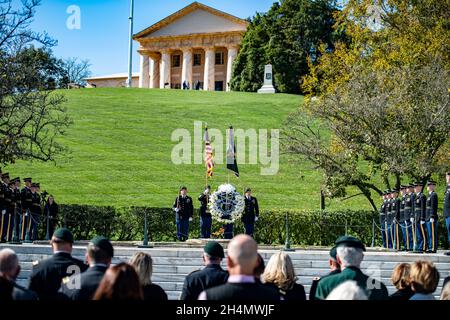 Arlington, Stati Uniti d'America. 03 novembre 2021. Arlington, Stati Uniti d'America. 03 novembre 2021. I membri del 1° comando delle forze speciali Airborne, noti come i Beretti Verdi, celebrano una cerimonia di posa della corona al cimitero nazionale del presidente John F. Kennedy ad Arlington, 3 novembre 2021 ad Arlington, Virginia. La cerimonia commemora i contributi di Kennedy alle forze speciali dell'esercito degli Stati Uniti. Credit: Elizabeth Fraser/U.S. Army/Alamy Live News Foto Stock