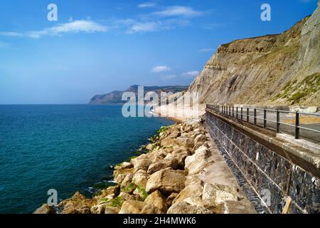 Regno Unito, Dorset, West Bay, vista da Coast Path guardando ovest verso Eype e Thorncombe Beacon Foto Stock