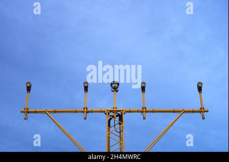 dettaglio dei segnalatori luminosi e delle luci di avvicinamento su una pista aeroportuale Foto Stock