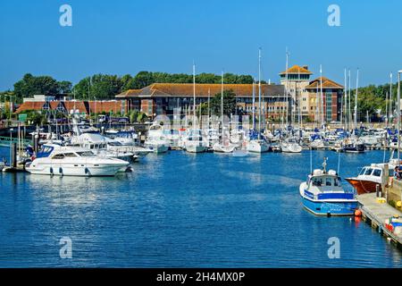 UK, Dorset, Weymouth, Vista dal Town Bridge con barche a Harbour Foto Stock