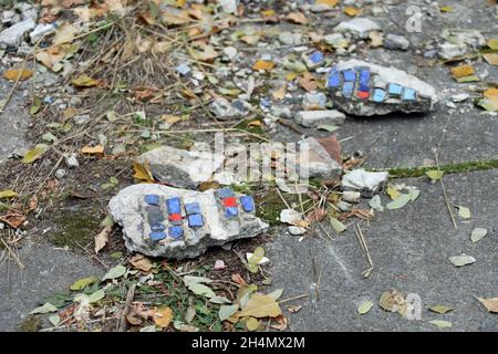 Pezzi radioattivi di mosaico caduti dall'edificio Prometheus Cinema a Pripyat Foto Stock