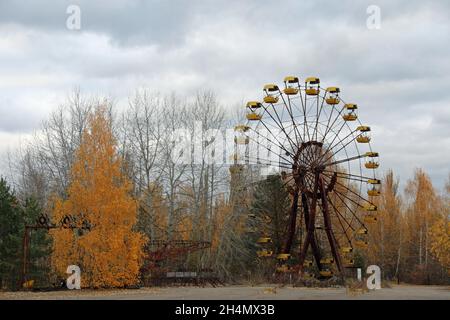 Ruota panoramica a Pripyat parco divertimenti abbandonato in Ucraina Foto Stock