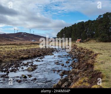 Il fiume Enrick con il boshty Corrimony sulla destra e il vento Corrimony in lontananza. Corrimony vicino a Cannich, Highland, Scozia Foto Stock