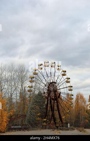 Ruota panoramica a Pripyat parco divertimenti abbandonato in Ucraina Foto Stock
