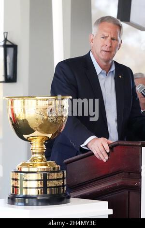 Città e Paese, Stati Uniti. 03 novembre 2021. Matt Rapp, Senior Vice President, Championship Management, PGA Tour parla dell'impatto economico che il President's Cup Golf Tournament porterà nella zona, nel 2030, dopo l'annuncio dell'evento, si svolgerà presso il Bellerive Country Club di Town and Country, Missouri mercoledì 3 novembre 2021. Foto di Bill Greenblatt/UPI Credit: UPI/Alamy Live News Foto Stock