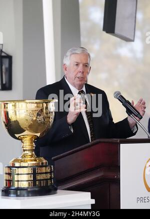 Città e Paese, Stati Uniti. 03 novembre 2021. Il governatore del Missouri Mike Parson parla dell'impatto economico che il torneo di golf President's Cup porterà nella zona, nel 2030, dopo che è stato annunciato l'evento si svolgerà al Bellerive Country Club di Town and Country, Missouri mercoledì 3 novembre 2021. Foto di Bill Greenblatt/UPI Credit: UPI/Alamy Live News Foto Stock