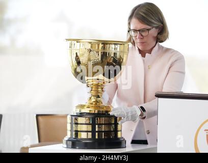 Città e Paese, Stati Uniti. 03 novembre 2021. Un funzionario del PGA Tour ha messo in atto la Presidents Cup prima di una conferenza stampa che annunciava che il torneo di golf della President's Cup sarà giocato al Bellerive Country Club nel 2030, mercoledì 3 novembre 2021. Foto di Bill Greenblatt/UPI Credit: UPI/Alamy Live News Foto Stock