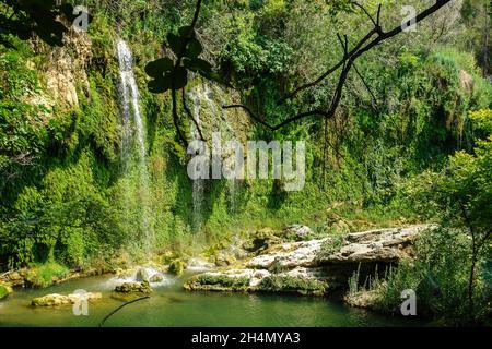 Cascate di Kursunlu ad Antalya, Turchia. Vista in estate, con vegetazione. La cascata si trova su uno degli affluenti del fiume Aksu, dove il tribu Foto Stock