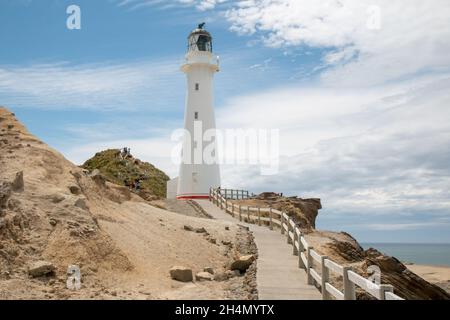 Passerella fino al faro di Castlepoint, Wairarapa, Nuova Zelanda Foto Stock