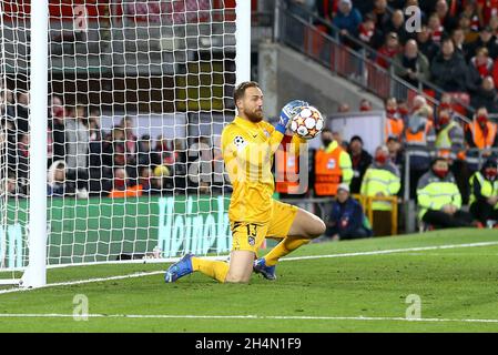 Liverpool, Regno Unito. 03 novembre 2021. Atletico Madrid Goalkeeper Jan Oblak fa un salvataggio. UEFA Champions League, partita gruppo B, Liverpool contro Atletico Madrid all'Anfield Stadium di Liverpool mercoledì 3 novembre 2021. Questa immagine può essere utilizzata solo a scopo editoriale. Solo per uso editoriale, licenza richiesta per uso commerciale. Nessun uso in scommesse, giochi o un singolo club / campionato / giocatori pubblicazioni. pic di Chris Stading/Andrew Orchard sport fotografia/Alamy Live news credito: Andrew Orchard sport fotografia/Alamy Live News Foto Stock