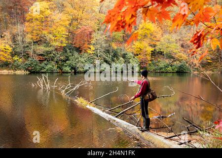 Pescatore al lago Balsam in autunno - Roy Taylor Forest nella Nantahala National Forest, Canada, North Carolina, USA Foto Stock