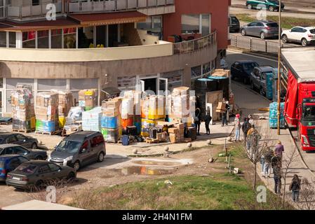 Persone che si accodano in linea per raccogliere la consegna internazionale al di fuori dell'ufficio GGBG a Sofia, Bulgaria, Europa dell'Est, UE Foto Stock