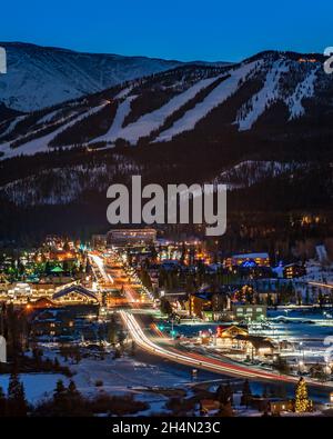 Luci di Natale della città di Winter Park, Colorado di fronte alla stazione sciistica di Winter Park Foto Stock