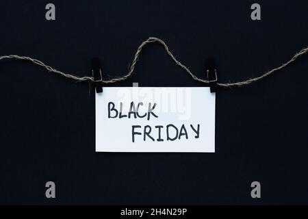 Testo del Black Friday. Pennarello con scritta a mano su fondo bianco nero sulla corda. Minimalismo imprenditoriale concettuale. Il concetto di vendite, promozioni, d Foto Stock