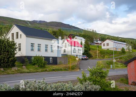 Edifici nel villaggio di Eskifjordur nell'Islanda orientale Foto Stock