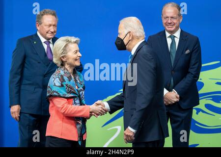 Glasgow, Regno Unito. 2 novembre 2021. Il presidente degli Stati Uniti Joe Biden saluta il presidente della Commissione europea Ursula von der Leyen, partito, durante il secondo giorno del COP26 U.N. Climate Summit al Glasgow Science Centre 2 novembre 2021 a Glasgow, Scozia. Credit: Adam Schultz/White House Photo/Alamy Live News Foto Stock