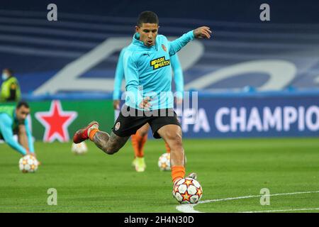 Madrid, Spagna. 03 novembre 2021. Domilson Cordeiro dos Santos 'modo' di Shaktar Donetsk si riscalda durante la UEFA Champions League, partita di calcio del Gruppo D tra Real Madrid e Shakhtar Donetsk il 03 novembre 2021 allo stadio Santiago Bernabeu di Madrid, Spagna - Foto: IRH/DPPI/LiveMedia Credit: Independent Photo Agency/Alamy Live News Foto Stock