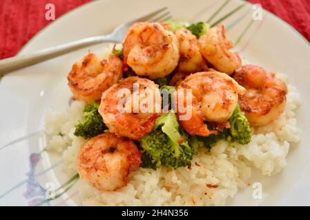 Il famoso gambero all'aglio North Shore servito su broccoli e riso su un piatto bianco, Oahu, Hawaii, USA Foto Stock