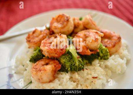 Il famoso gambero all'aglio North Shore servito su broccoli e riso su un piatto bianco, Oahu, Hawaii, USA Foto Stock