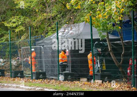 Aylesbury vale, Regno Unito. 3 novembre 2021. Gli attivisti anti HS2, tra cui Daniel Hooper, noto come swampy, rimangono scavati in profondità sotterranei nei tunnel del campo DI GUERRA della resistenza attiva di Wendover alla periferia di Wendover. Il team nazionale di Eviction forze agenti iniziare a sgombrare il campo il 10 ottobre, tuttavia stanno lottando per accedere al labirinto di tunnel sotterranei costruiti dagli attivisti che stanno combattendo per fermare il progetto distruttivo High Speed Rail. Credit: Maureen McLean/Alamy Live News Foto Stock