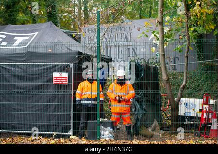 Aylesbury vale, Regno Unito. 3 novembre 2021. Gli attivisti anti HS2, tra cui Daniel Hooper, noto come swampy, rimangono scavati in profondità sotterranei nei tunnel del campo DI GUERRA della resistenza attiva di Wendover alla periferia di Wendover. Il team nazionale di Eviction forze agenti iniziare a sgombrare il campo il 10 ottobre, tuttavia stanno lottando per accedere al labirinto di tunnel sotterranei costruiti dagli attivisti che stanno combattendo per fermare il progetto distruttivo High Speed Rail. Credit: Maureen McLean/Alamy Live News Foto Stock