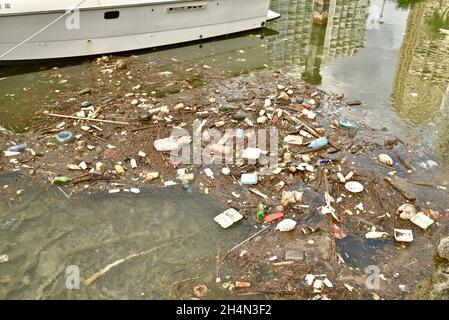 Bottiglie galleggianti di plastica Coca-Cola, conchiglie di Styrofoam ed altri rifiuti inquinanti tossici e rifiuti rifiuti nel porto di Honolulu, Oahu, Hawaii, USA Foto Stock