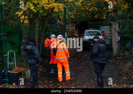 Aylesbury vale, Regno Unito. 3 novembre 2021. Gli attivisti anti HS2, tra cui Daniel Hooper, noto come swampy, rimangono scavati in profondità sotterranei nei tunnel del campo DI GUERRA della resistenza attiva di Wendover alla periferia di Wendover. Il team nazionale di Eviction forze agenti iniziare a sgombrare il campo il 10 ottobre, tuttavia stanno lottando per accedere al labirinto di tunnel sotterranei costruiti dagli attivisti che stanno combattendo per fermare il progetto distruttivo High Speed Rail. Credit: Maureen McLean/Alamy Live News Foto Stock