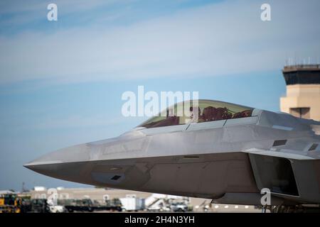 US Air Force Capt. “Shiv”, 90esimo Fighter Squadron F-22 Raptor pilota, Joint base Elmendorf-Richardson, Alaska, taxi lungo la linea di volo dopo l'atterraggio alla base aerea di Tyndall, Florida, 1 novembre 2021, per la bandiera a scacchi 22-1. Chequered Flag è un'esercitazione aerea a grande forza che si tiene a Tyndall e che favorisce la prontezza e l'interoperabilità attraverso l'incorporazione di velivoli di quarta e quinta generazione durante l'allenamento di combattimento aereo-aereo. L'iterazione del 22-1 dell'esercizio si è svolta dall'8 al 19 novembre 2021. (STATI UNITI Air Force foto di Airman 1a classe Tiffany Prezzo) Foto Stock