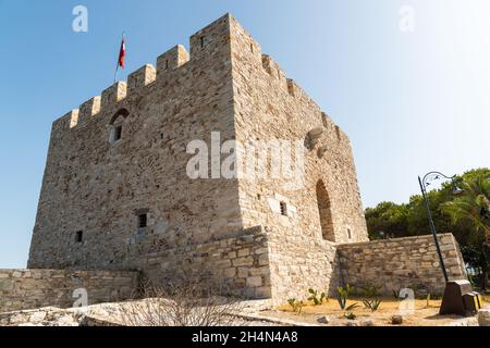 Kusadasi, Aydin, Turchia – 6 ottobre 2020. Il castello di Kusadasi sorge sulla Guvercin Adasi (Isola dei Pigeon) nella città di Kusadasi. Foto Stock